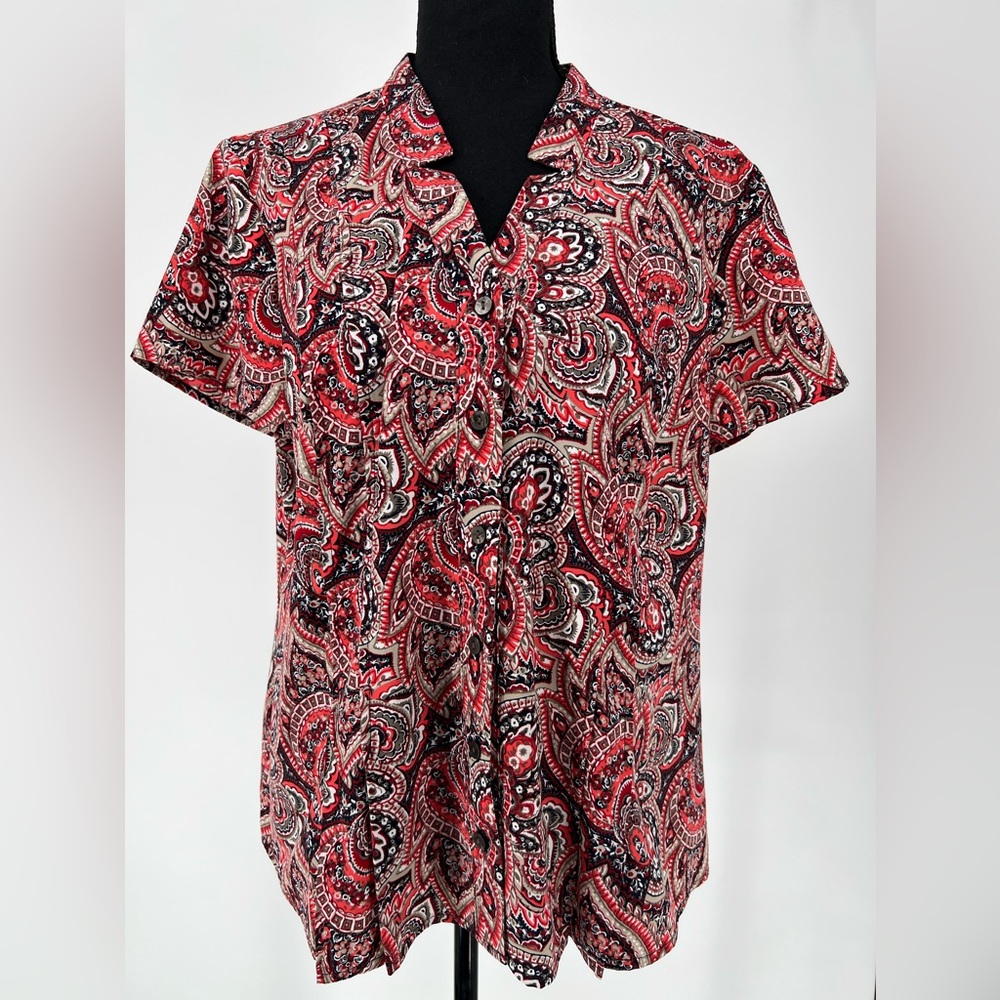 CROFT & BARROW‎ BUTTON DOWN PAISY BLOUSE SHORT SLEEVES AND V NECK